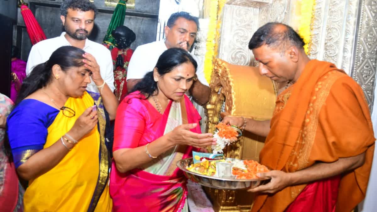 Union Minister Shobha Karandlaje  Shobha Karandlaje visited Chamundi Temple  Chamundi Temple in Mysore  ಮುಂದಿನ ಬಾರಿಯೂ ಮೋದಿಯೇ ಪ್ರಧಾನಿಯಾಗಲಿ  ಶೋಭಾ ಕರಂದ್ಲಾಜೆ  ಚಾಮುಂಡೇಶ್ವರಿಯಲ್ಲಿ ಪ್ರಾರ್ಥಿಸಿದ್ದೇನೆ ಅಂತಾ ಶೋಭಾ  ಆಷಾಢ ಮಾಸಕ್ಕೆ ಚಾಮುಂಡಿ ಬೆಟ್ಟ  ತಾಯಿ ಚಾಮುಂಡೇಶ್ವರಿಯನ್ನು ಪ್ರಾರ್ಥಿಸಿಕೊಂಡಿದ್ದೇನೆ  ಕೇಂದ್ರ ಸಚಿವೆ ಶೋಭಾ ಕರಂದ್ಲಾಜೆ