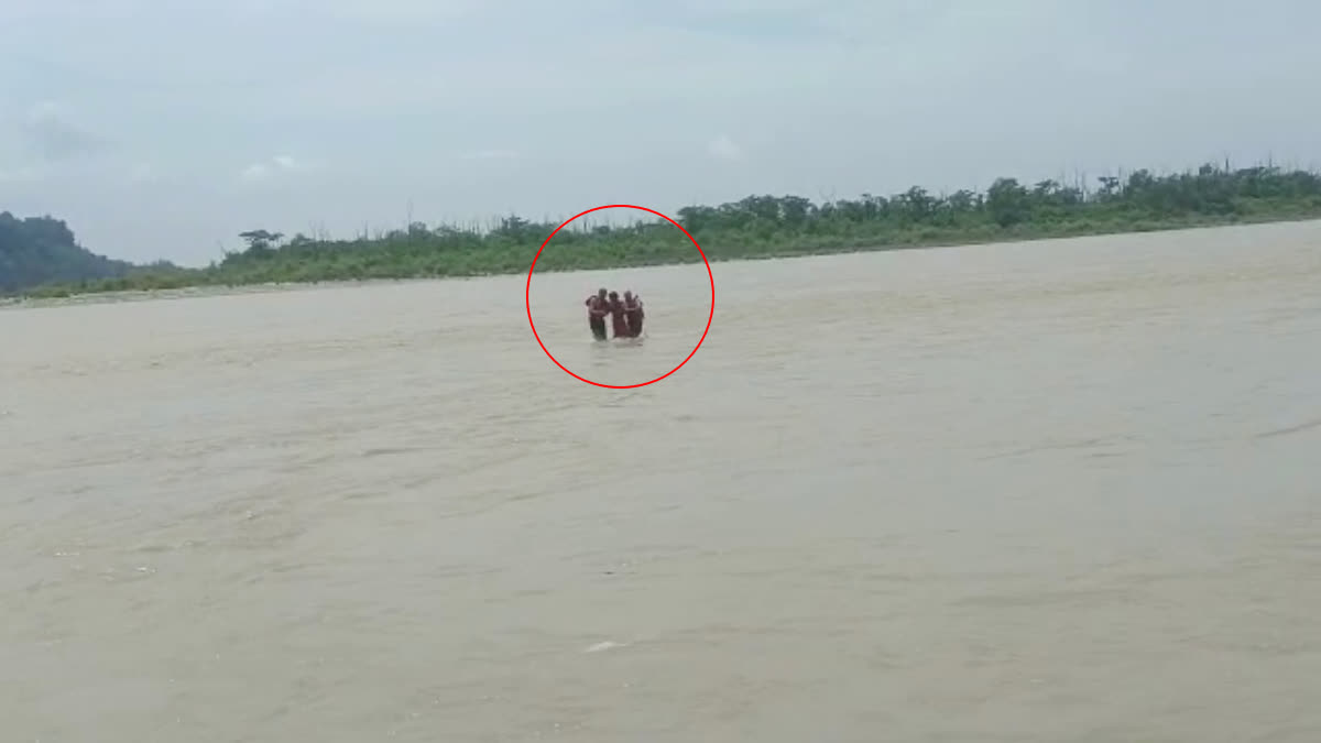 Water Police saved Kanwariya who Drowning in Ganga