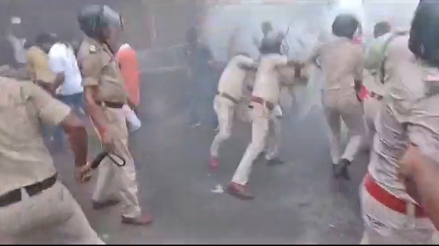 पटना में पुलिस का लाठीचार्ज