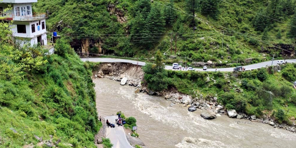 Kerala Students Rescue in Kullu.