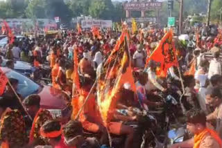 Breaking all previous records, the number of kanwariyas visiting Haridwar to collect holy water from Ganga river has crossed more than three crores. The city roads in Haridwar were jampacked with devotees on Thursday.