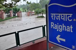 Yamuna water level  Yamuna water  water reached Supreme Court entrance  Supreme Court  Supreme Court entrance  യമുനയിലെ ജലനിരപ്പ് കുറയുന്നു  Regulator Damage  റഗുലേറ്റര്‍ തകര്‍ച്ച തലവേദനയായി തുടരുന്നു  പ്രളയജലം സുപ്രീംകോടതി കവാടത്തിലുമെത്തി  പ്രളയജലം  സുപ്രീംകോടതി  ഡൽഹി  ജലനിരപ്പ്  യമുന നദി  യമുന  ഇറിഗേഷൻ ആൻഡ് ഫ്ലഡ് കൺട്രോൾ