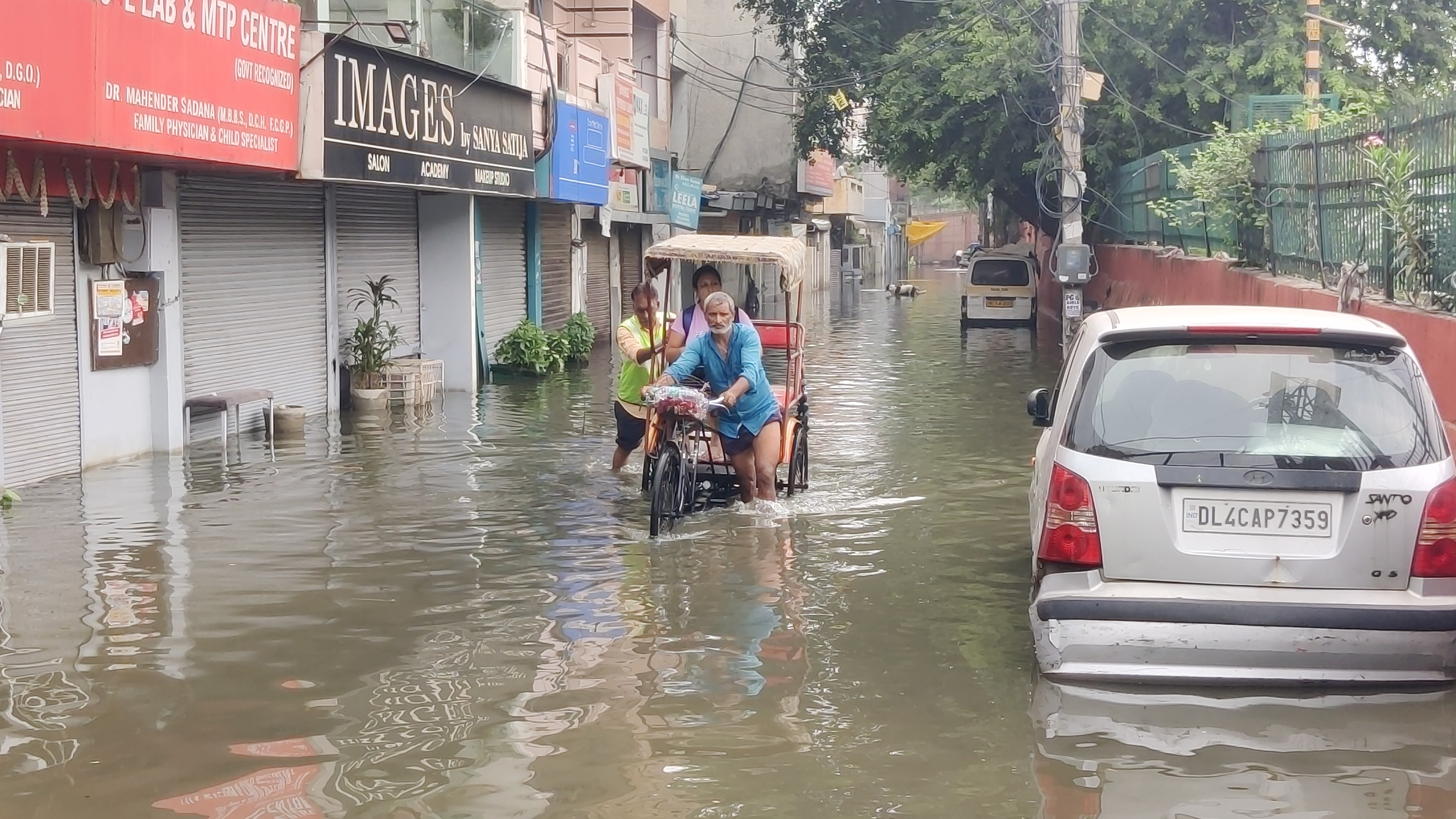 मुखर्जी नगर में घुसा नाले का गंदा पानी