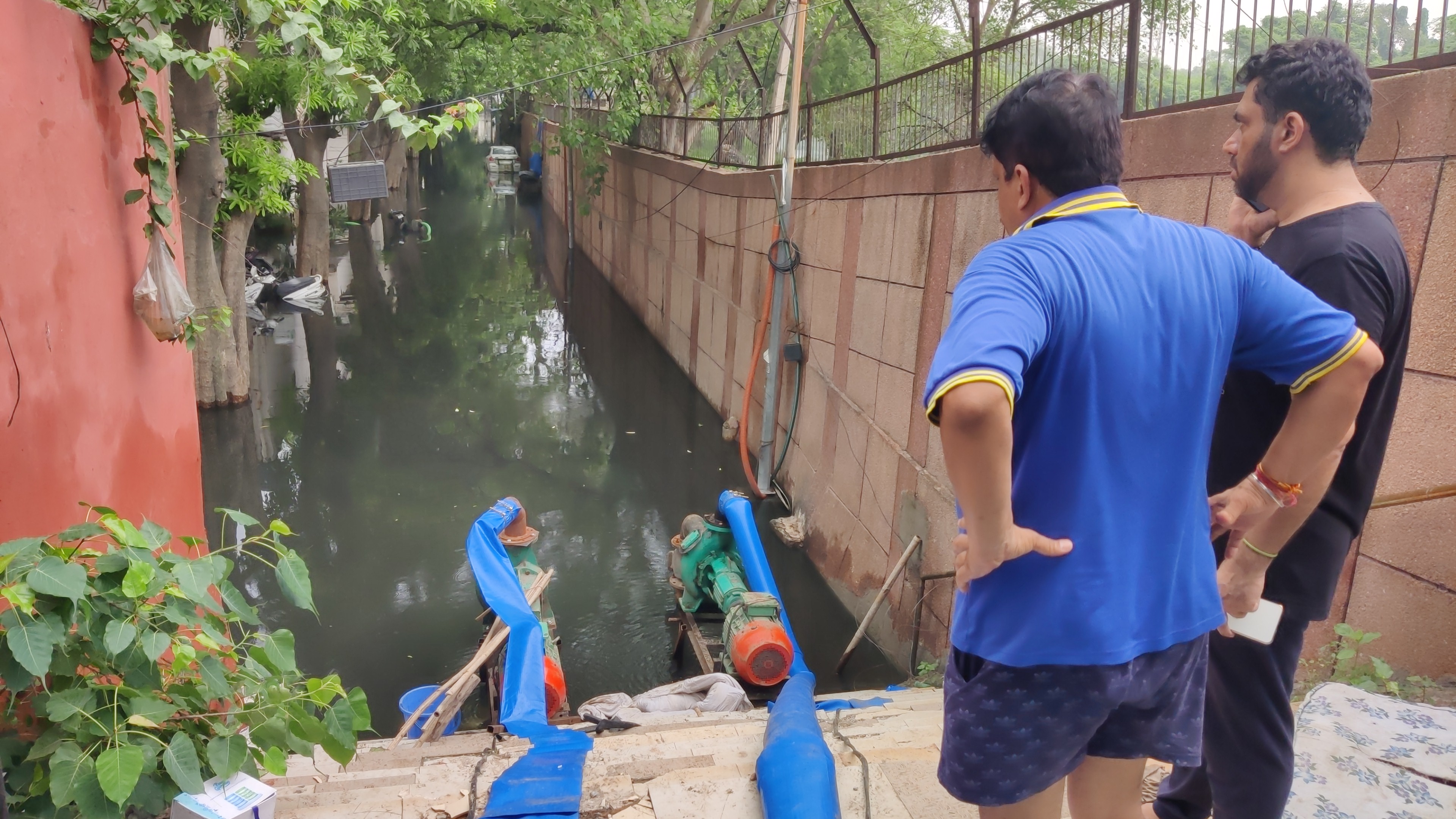 बाढ़ से मुखर्जी नगर में सीवर ओवरफ्लो