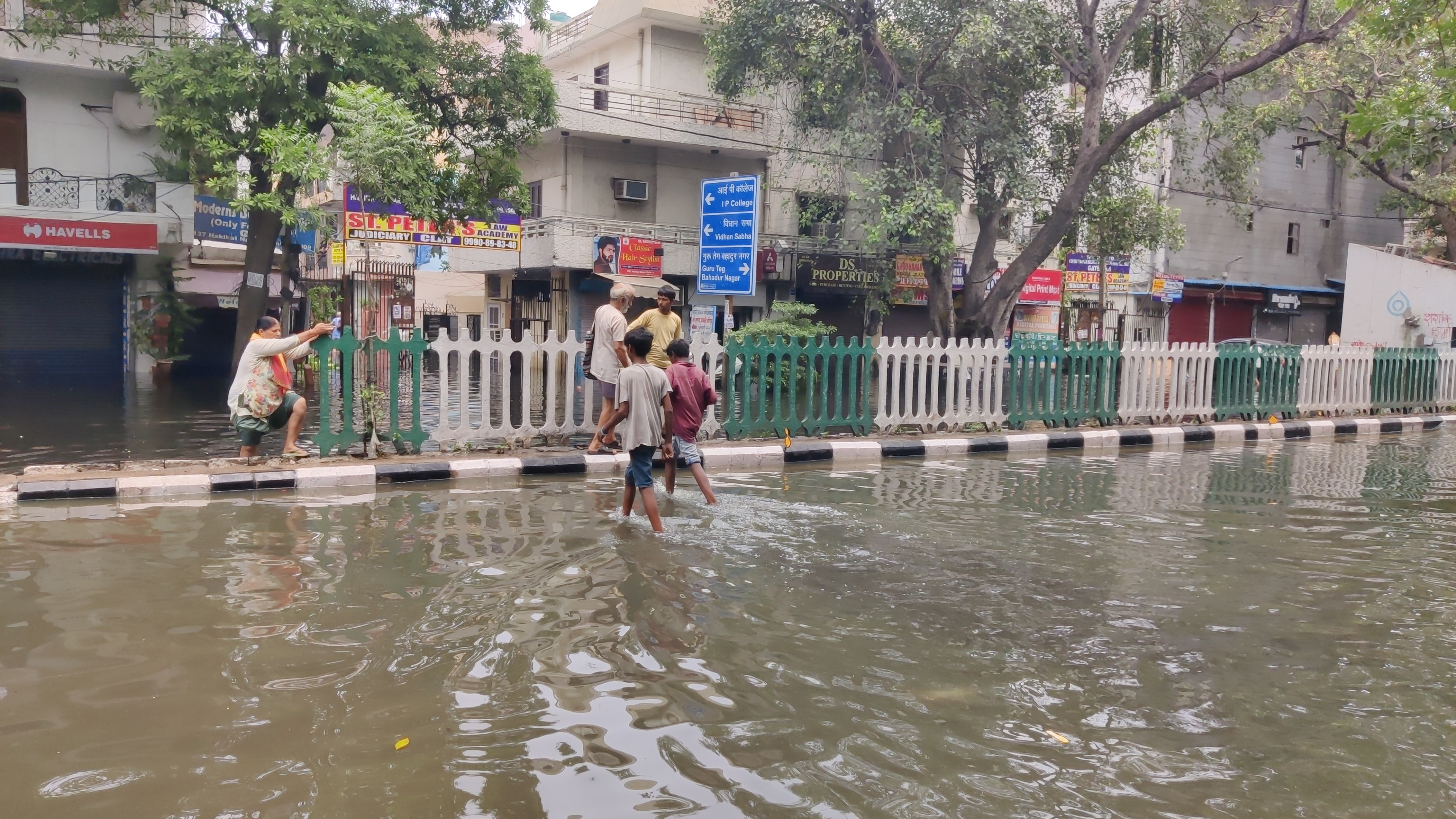 100 से ज्यादा परिवारों ने किया पलायन