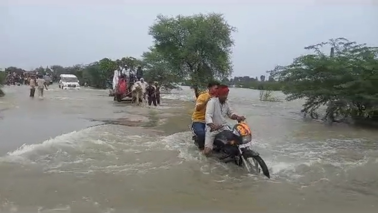 मथुरा में बाढ़ जैसे हालात