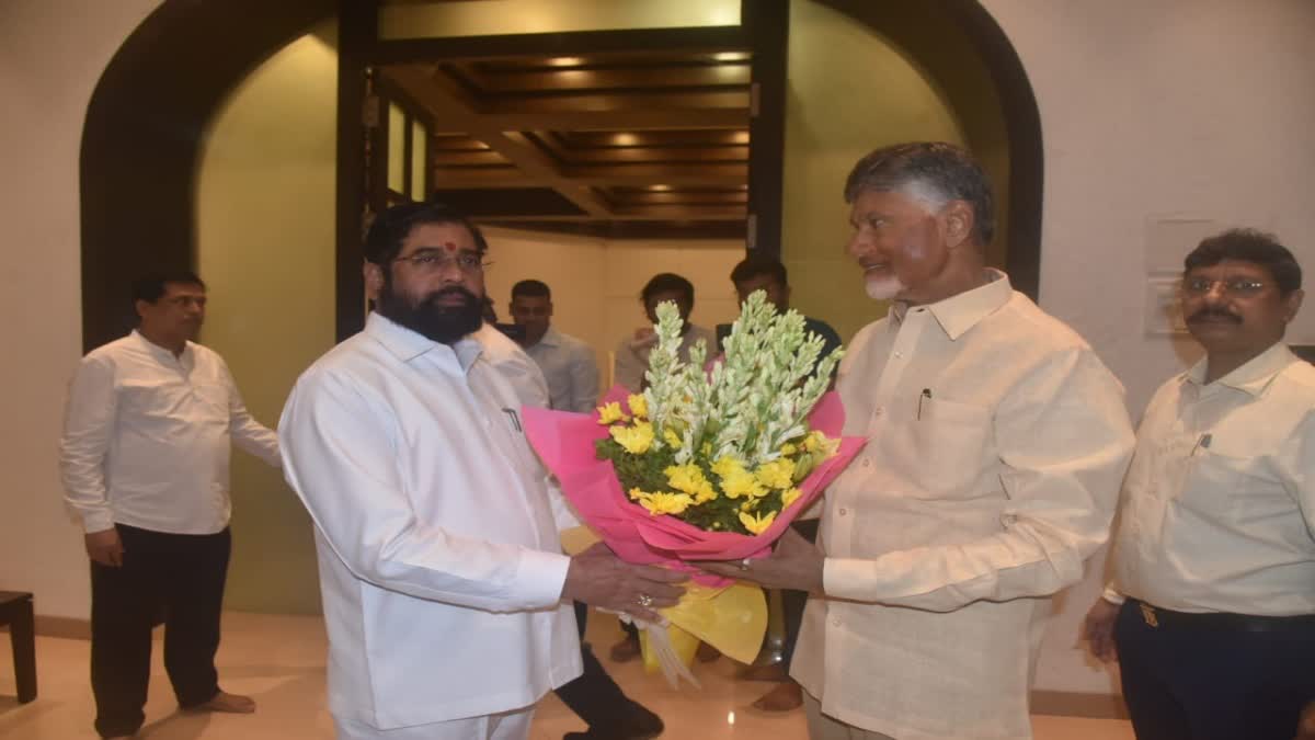 AP CM Chandrababu Meets Maharashtra CM