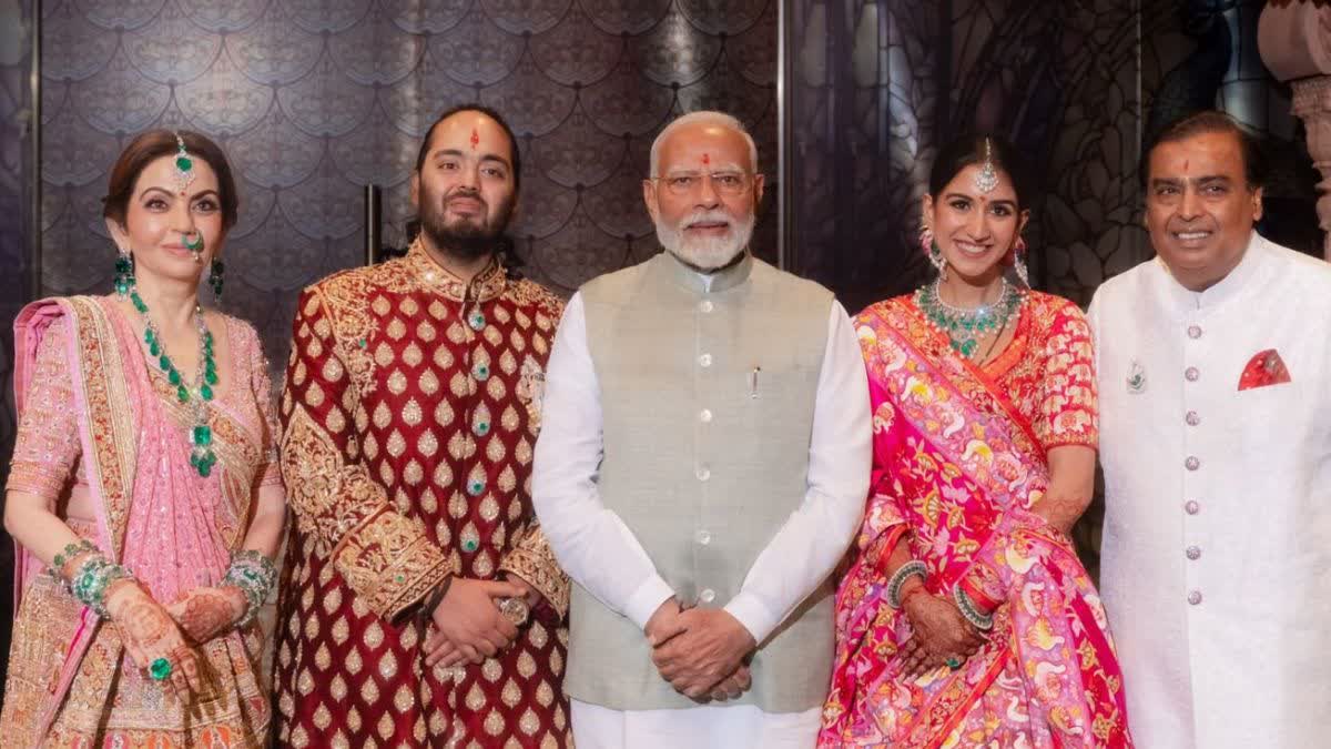 PM Modi Poses with Ambanis