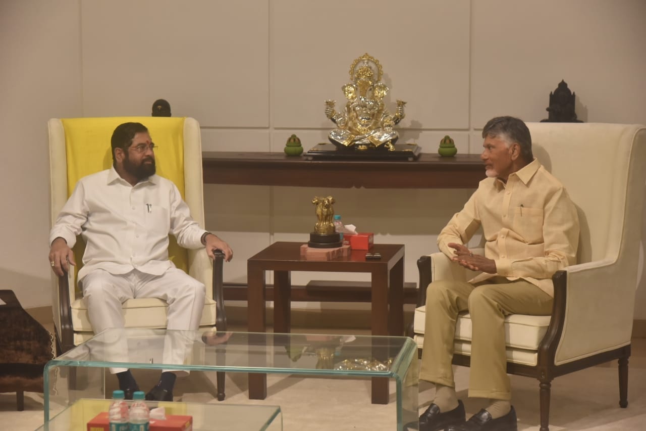 AP CM Chandrababu Meets Maharashtra CM