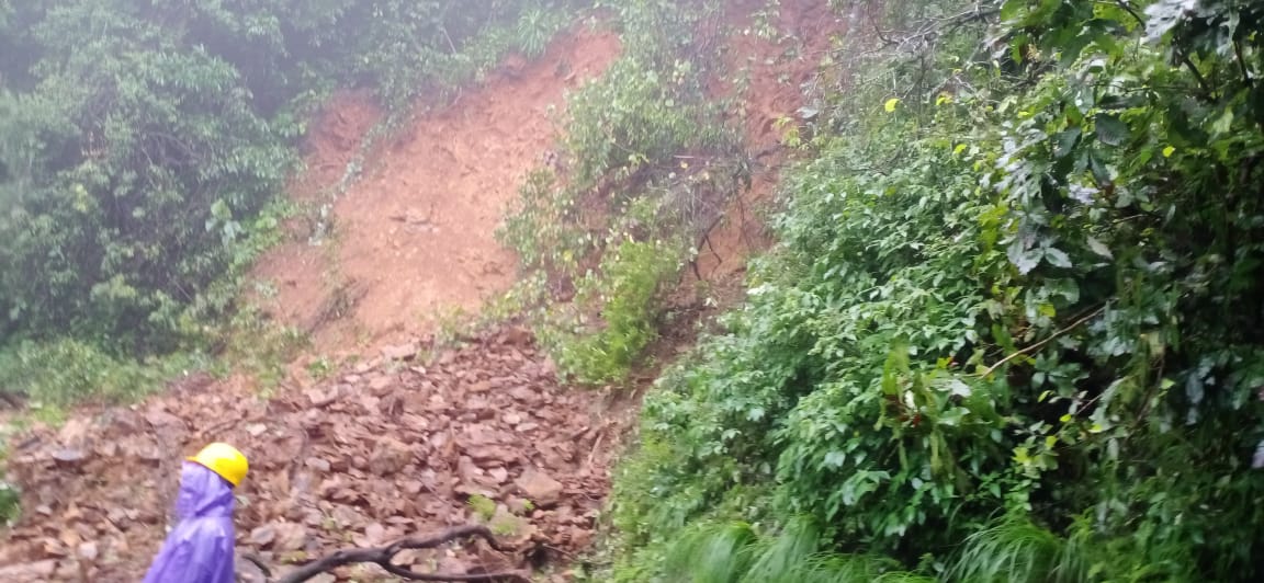 Shivamogga  Agumbe hill  obstructing vehicular traffic  heavy rain