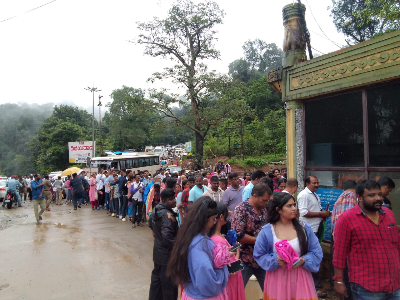 tourists rushed to jog falls due to heavy rainfall in shivamogga