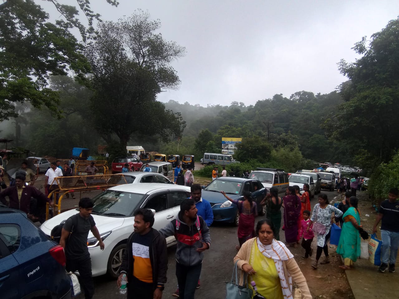 tourists rushed to jog falls