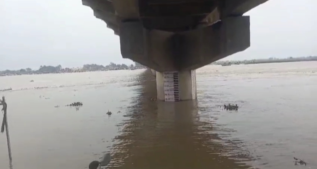 ganga yamuna ghgra overflow in uttar pradesh flood alart in 10 districts.