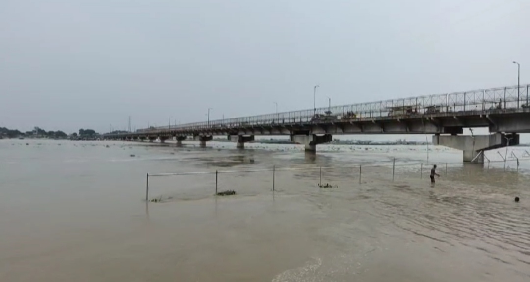 ganga yamuna ghgra overflow in uttar pradesh flood alart in 10 districts.