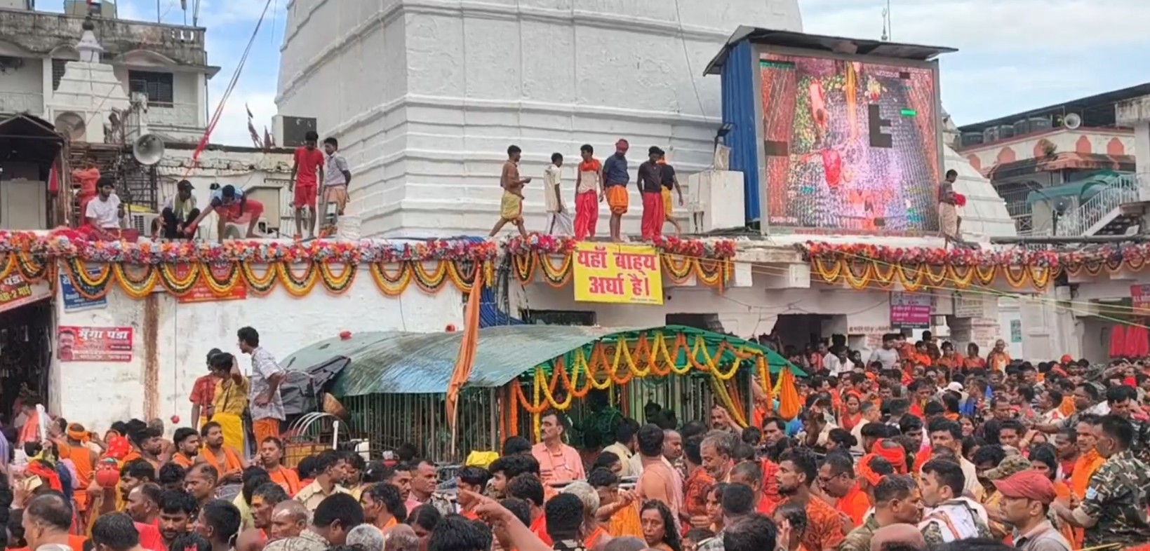 huge-crowd-of-devotees-gathered-at-baba-baidyanath-temple-on-first-sawan-somvar-in-deoghar