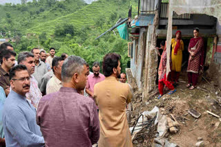 अनुराग ठाकुर ने आपदा प्रभावित क्षेत्रों का किया दौरा