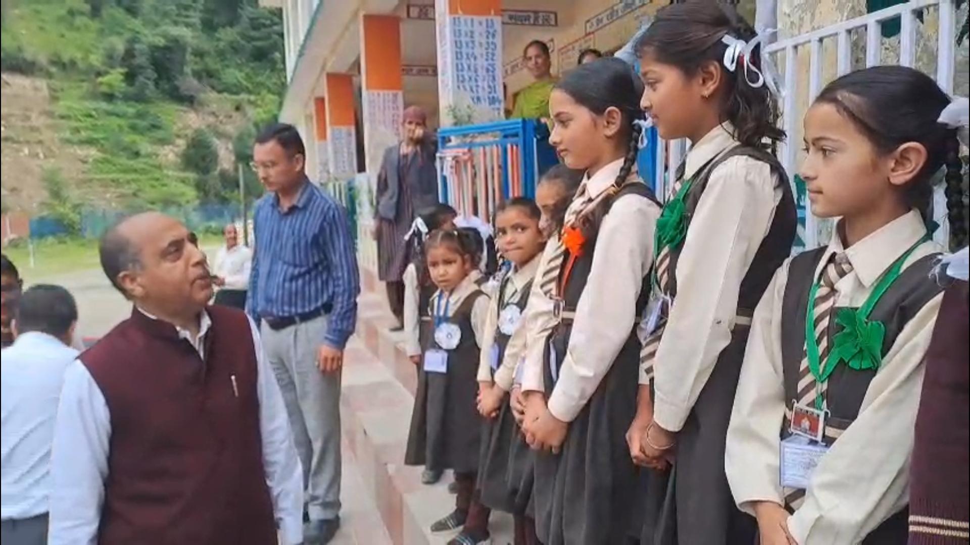 बगस्याड़ स्कूल में छात्रों से मिलते पूर्व सीएम जयराम ठाकुर