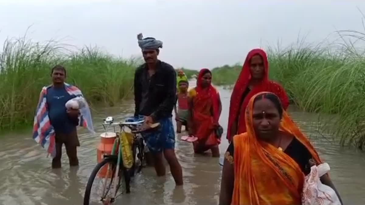 बाढ़ के कारण पलायन को मजबूर ग्रामीण