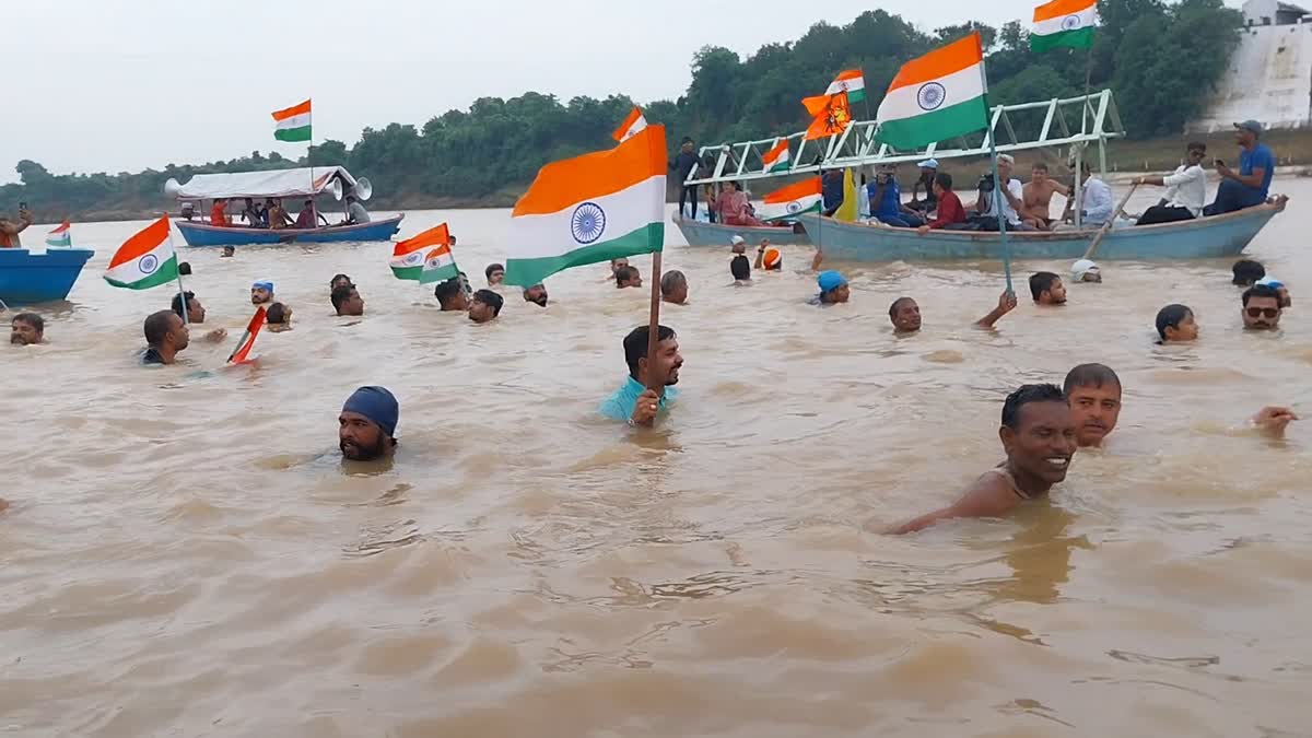 unique tricolor yatra taken out in Narmada river in Jabalpur
