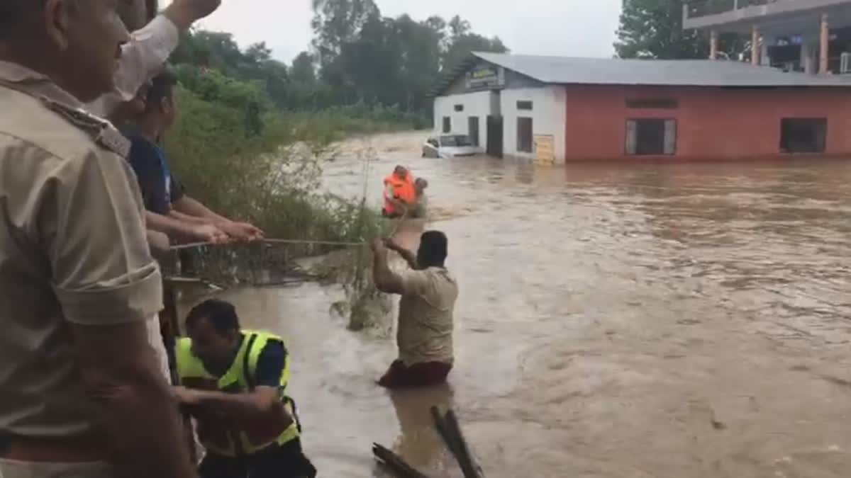 25 PEOPLE RESCUED IN Hamirpur