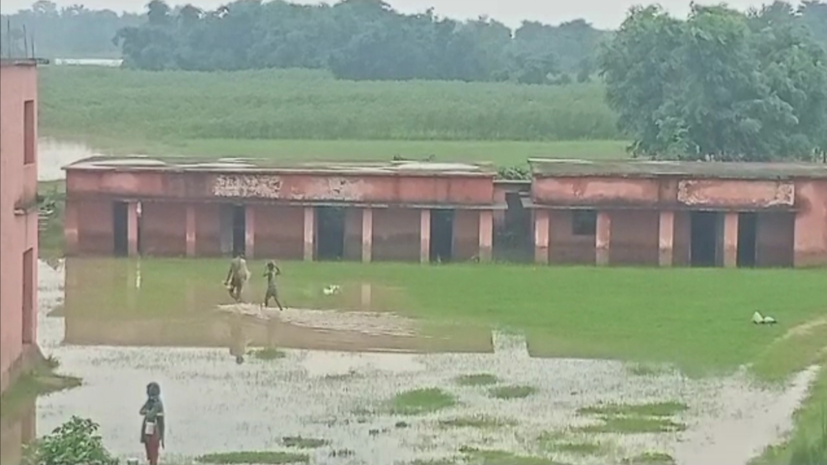 सरकारी स्कूल परिसर में घुसा बाढ़ का पानी
