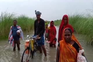 बाढ़ के कारण पलायन को मजबूर ग्रामीण