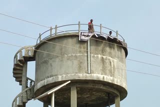 Mother_and_son_protested_by_climbing_water_tank