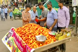Tomato sold at Rs 100 kg in Barmer by an individual vegetable seller on the basis of mehngai rahat camp