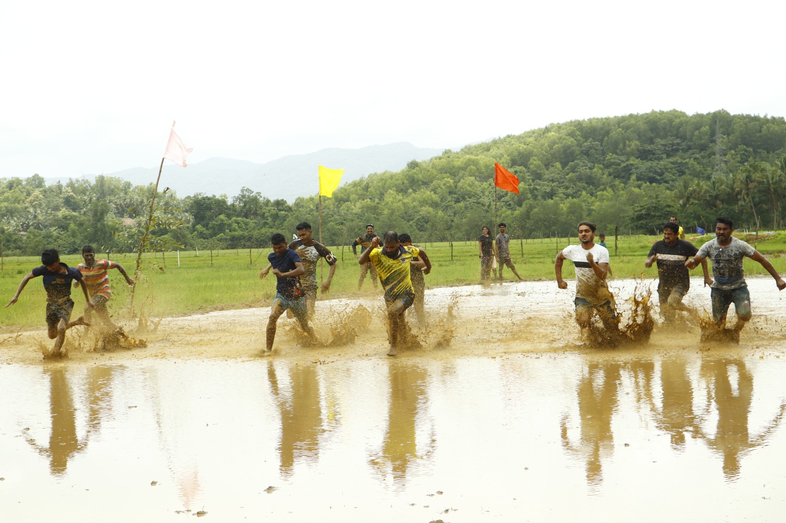 ಕೆಸರುಗದ್ದೆ ಓಟದಲ್ಲಿ ಭಾಗವಹಿಸಿದ ಯುವಕರು