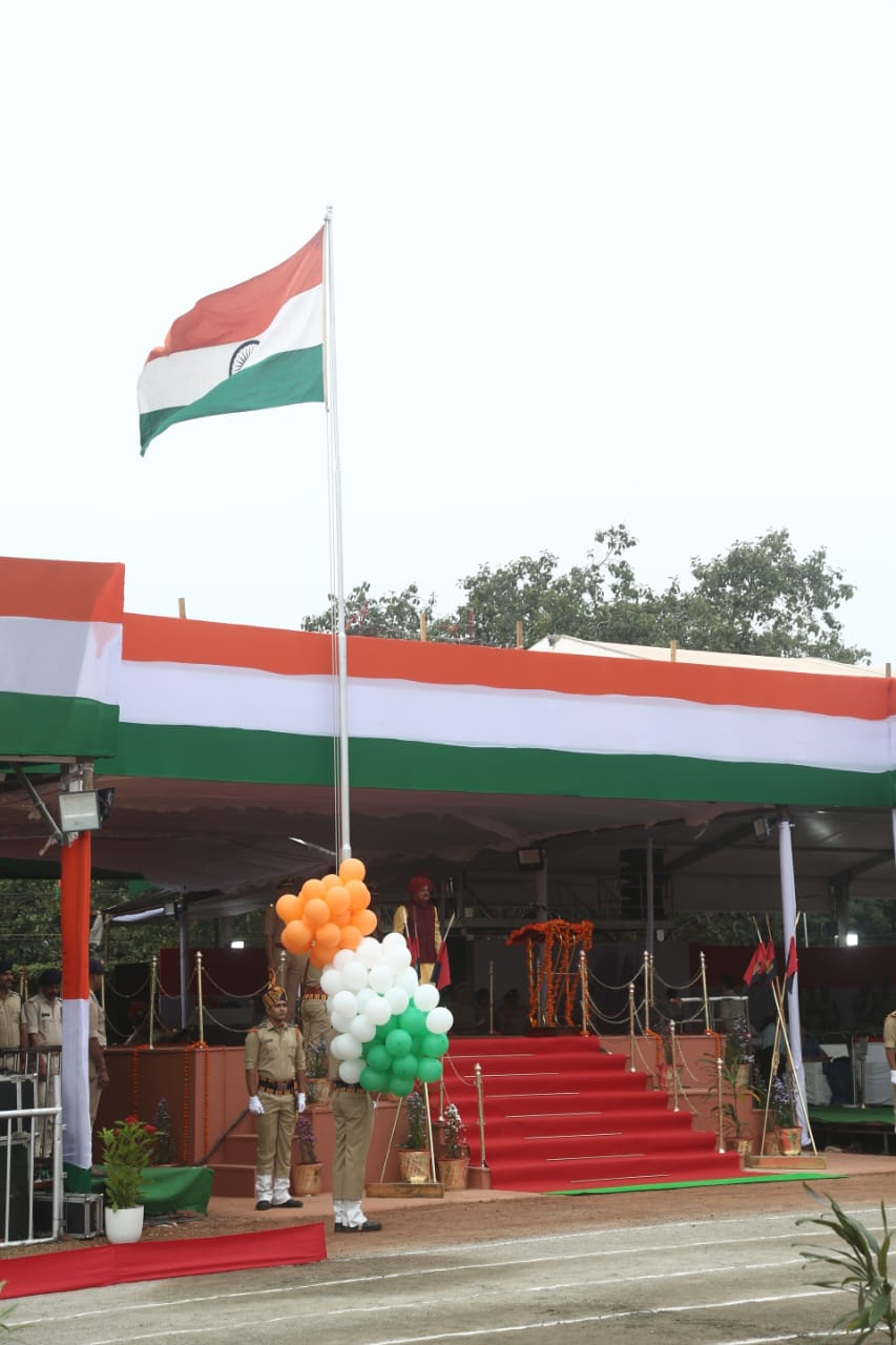 cm shivraj hoist tiranga in bhopal