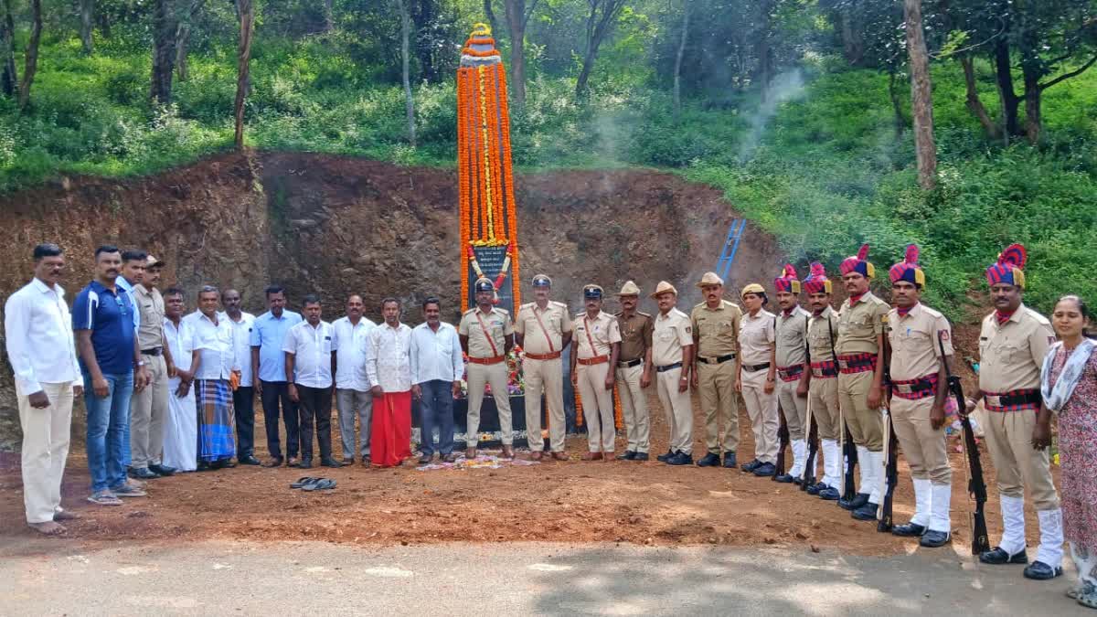 tribute-to-martyred-police-by-staffs-in-chamarajanagar