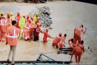 പശുവിനെ രക്ഷപ്പെടുത്തി  LATEST MALAYALAM NEWS  WAYANAD LANDSLIDE UPDATES  ചൂരൽമലയിൽ പശുവിനെ രക്ഷപ്പെടുത്തി