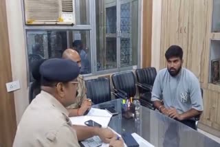 पीड़ित से पूछताछ करती पुलिस