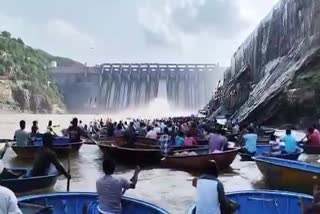 fishermen_hunting_at_srisailam_project