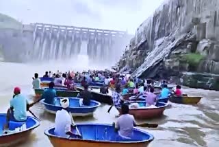 Fishermen Hunting at Srisailam Project