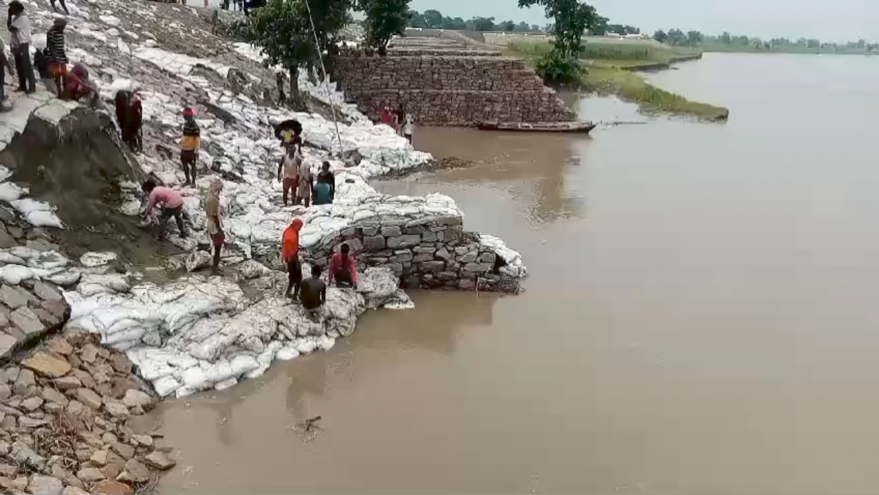 तटबंध सुरक्षा में लगी टीम.