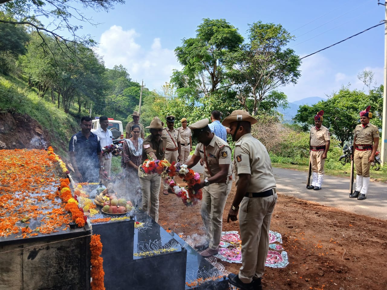 tribute-to-martyred-police