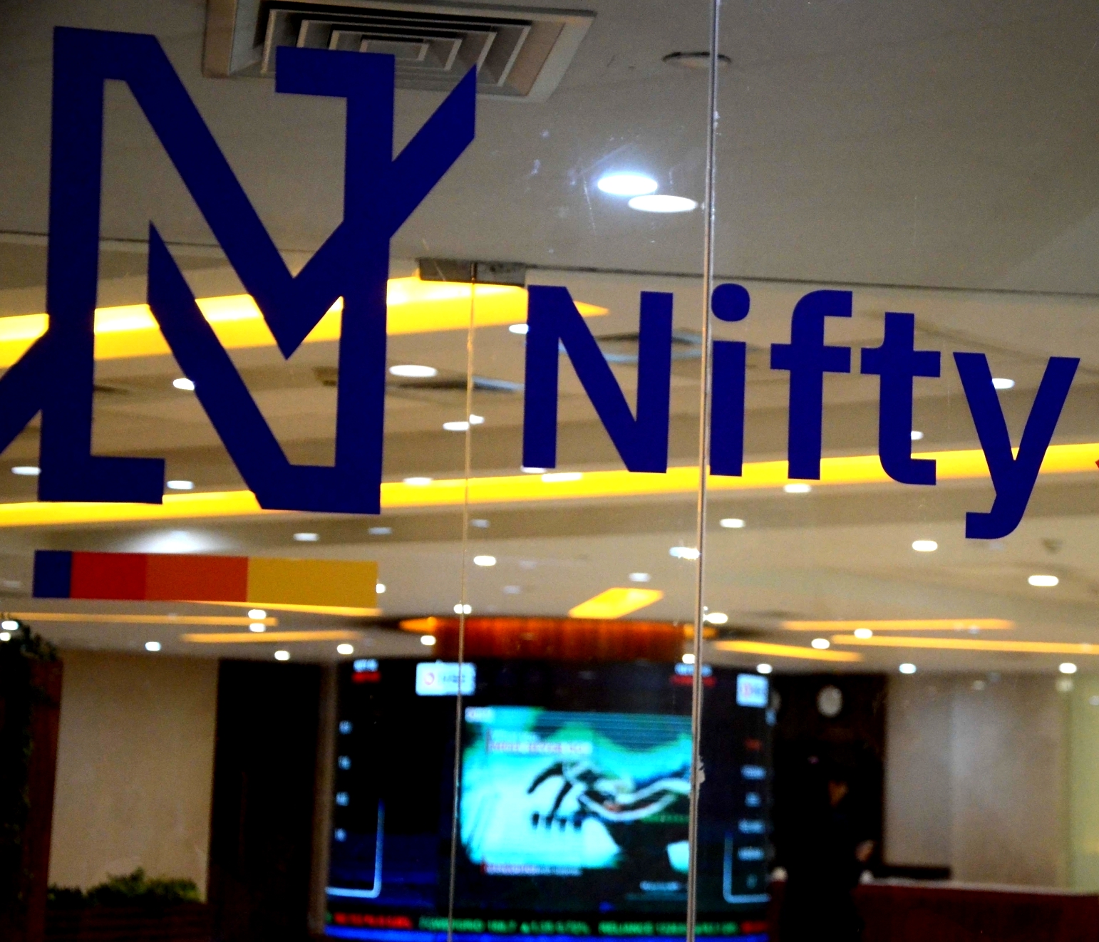 Nifty fluctuates after reaching record highs in early trade