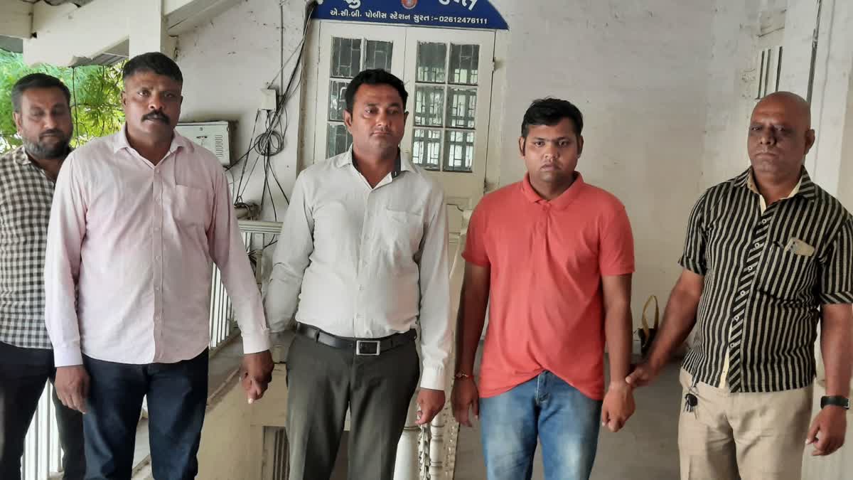 two-employees-of-surat-smc-caught-by-acb-taking-bribe-of-35-thousand-rupees