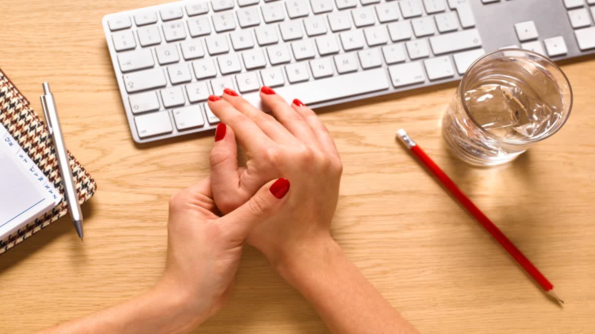 pain-in-hand-while-typing-reliefe-tips-and-how-to-relieve-pain-in-hands-from-typing