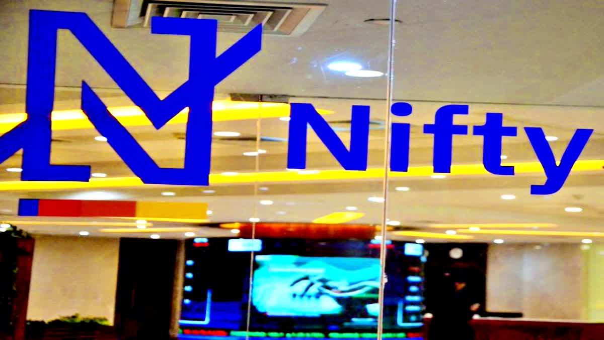 Nifty fluctuates after reaching record highs in early trade