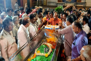 PP Mukundan mourning journey to kozhikode  PP Mukundan mourning journey  PP Mukundan  PP Mukundan dies  PP Mukundan passes away  PP Mukundan thrissur  ബിജെപി നേതാവ് പി പി മുകുന്ദന്‍റെ പൊതുദർശനം  പി പി മുകുന്ദൻ  പി പി മുകുന്ദൻ അന്ത്യം  പി പി മുകുന്ദൻ അന്ത്യം  പി പി മുകുന്ദൻ അന്തിമോപചാരം  പി പി മുകുന്ദൻ വിലാപയാത്ര  കേന്ദ്രമന്ത്രി വി മുരളീധരൻ പി പി മുകുന്ദൻ മരണം