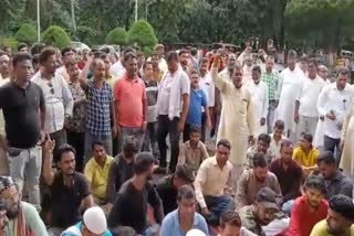 protest in front of Bokaro General Hospital demanding job on death of SAIL employee