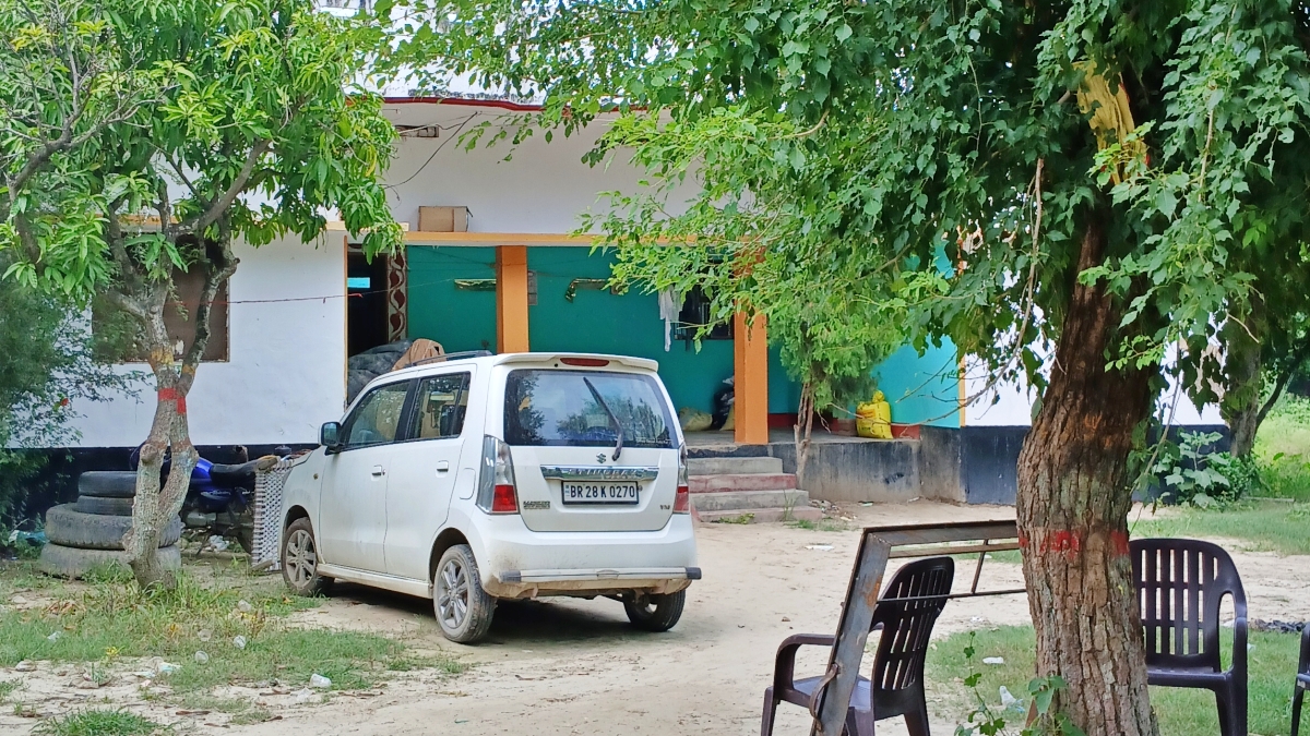 गोपालगंज के विशंभरपुर गांव में घर के बाहर लगा पेड़