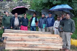 forest department team arrested the smugglers