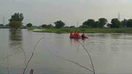 तेज बहाव के कारण दो चचेरे भाई नाले में बहे