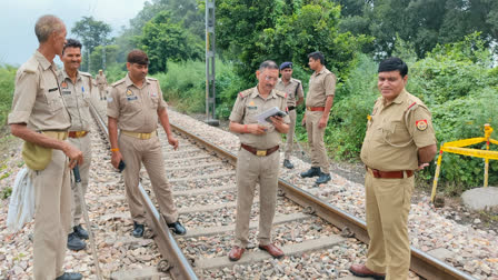 जांच करती पुलिस