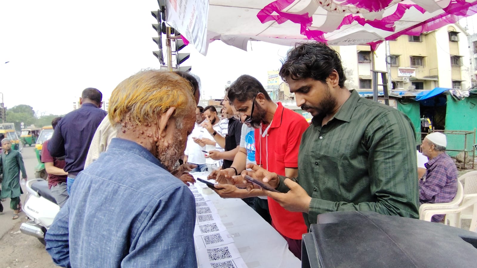 In Ahmedabad Juhapura, people protested the Waqf Amendment Bill 2024 by scanning the QR code