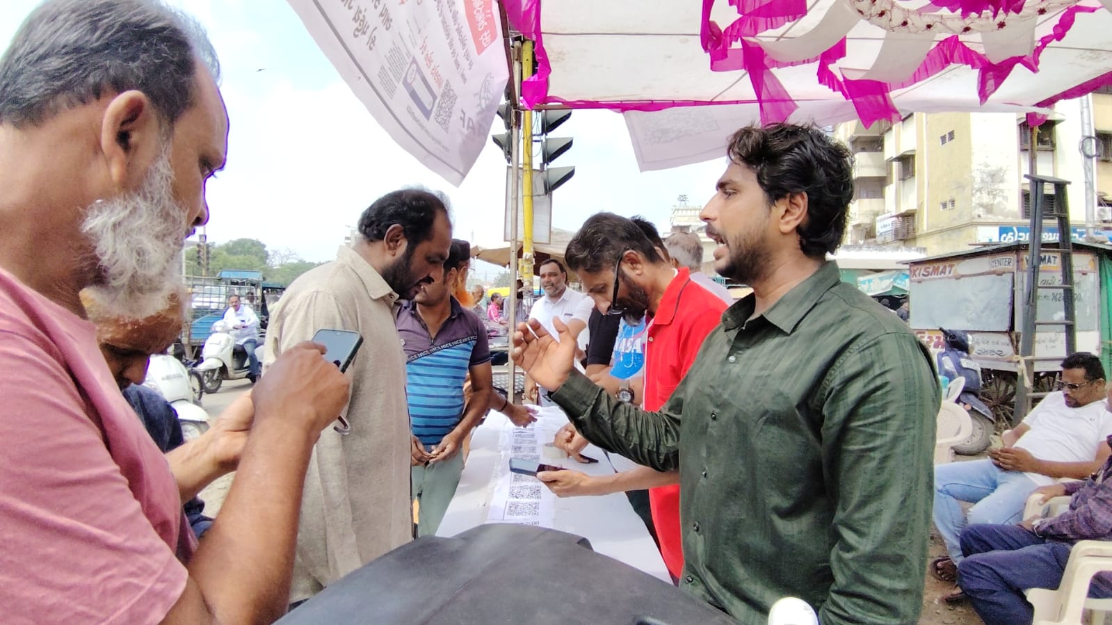 In Ahmedabad Juhapura, people protested the Waqf Amendment Bill 2024 by scanning the QR code