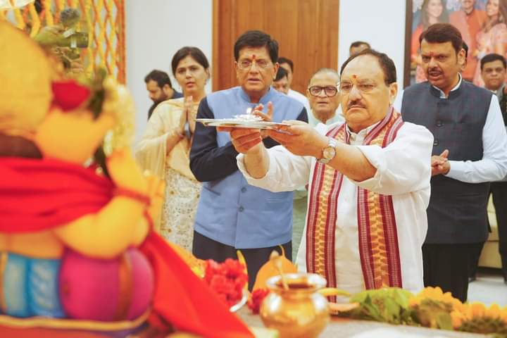 आरती करताना जे पी नड्डा, देवेंद्र फडणवीस, गोयल, मुंडे आणि इतर